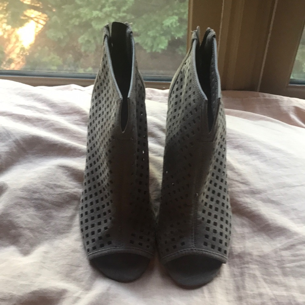 Tan heels - Picture 2 of 4